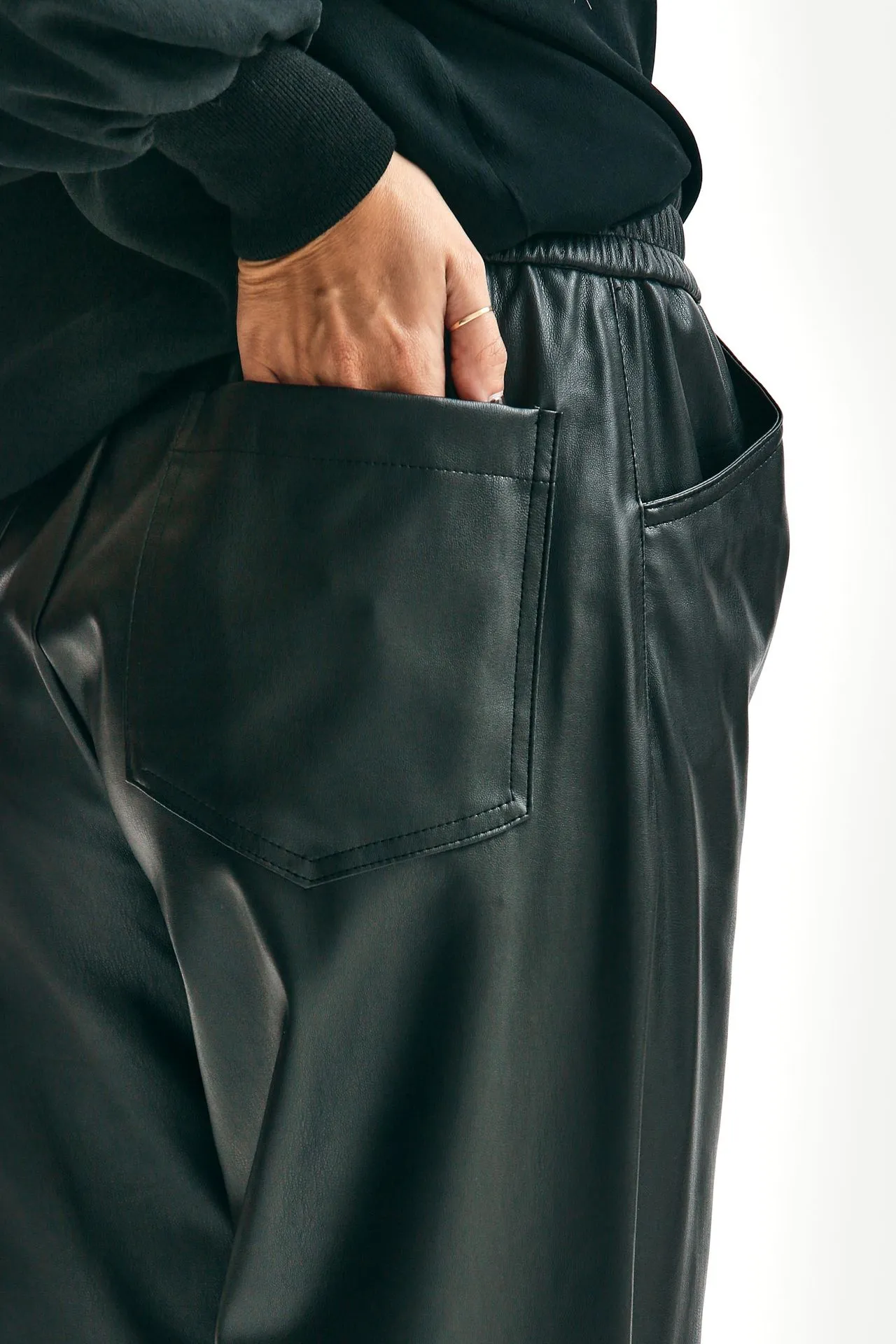 Pantaloni in ecopelle nero 