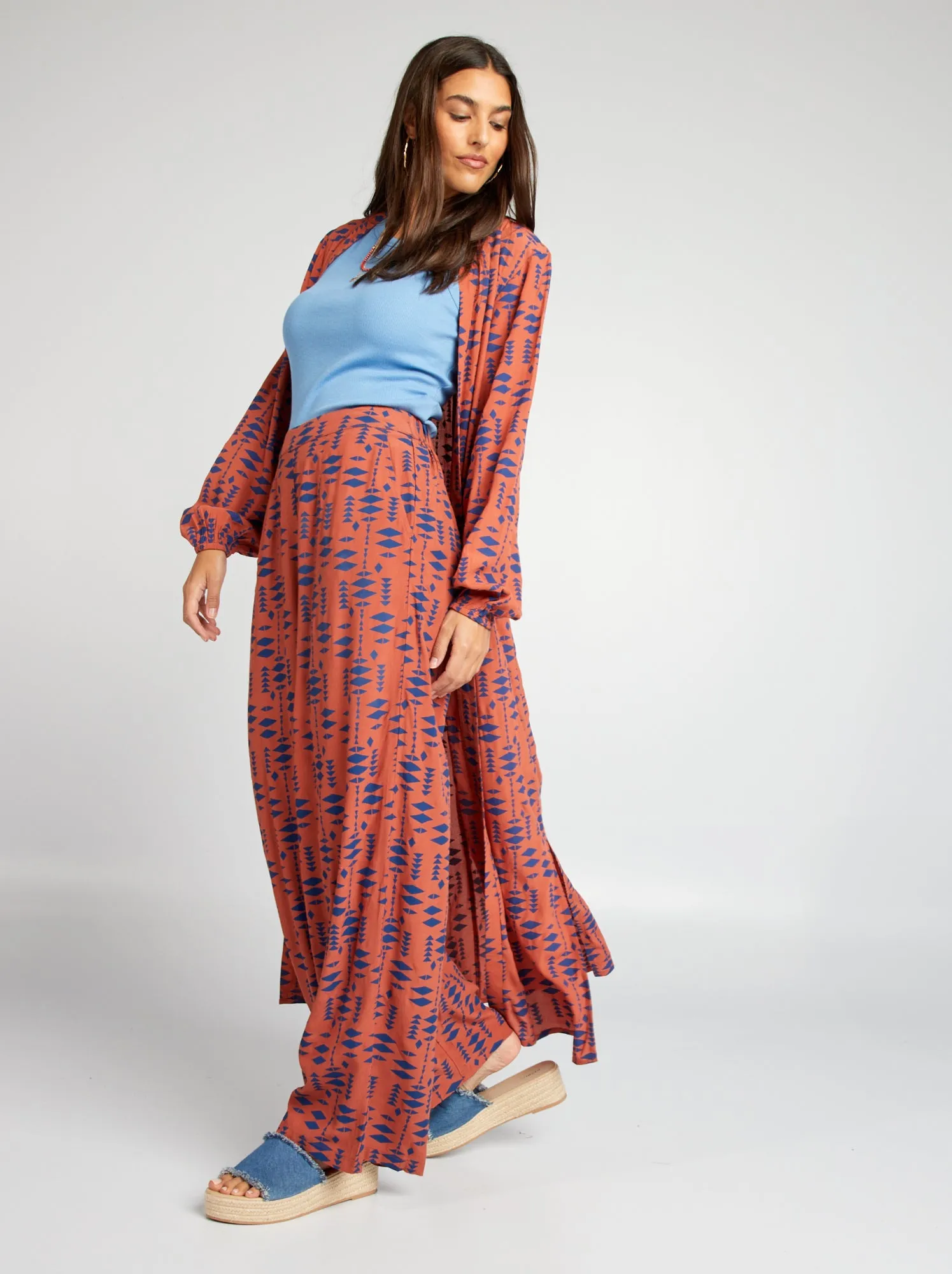 Pantaloni larghi in tessuto crêpe - MARRONE