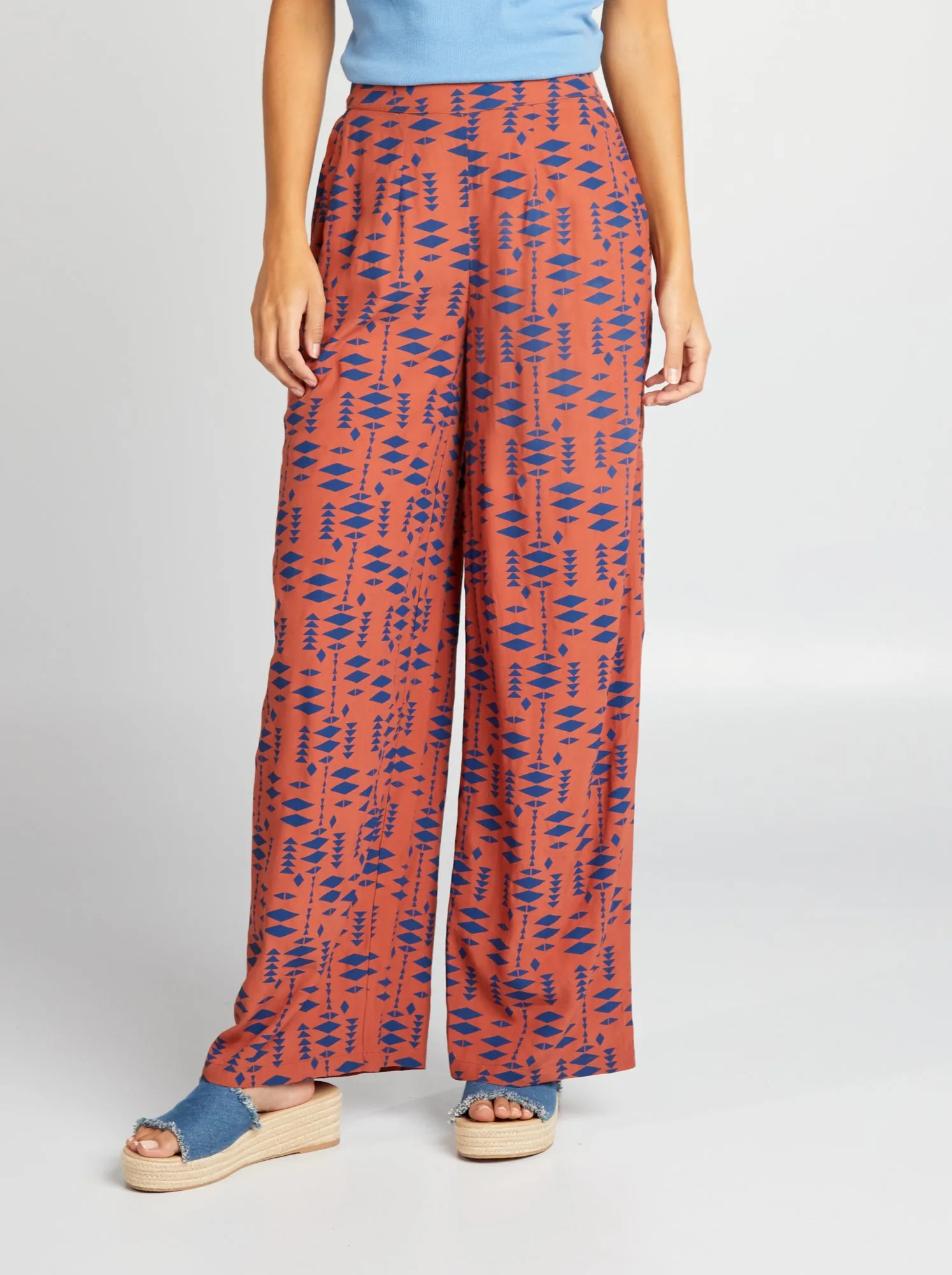 Pantaloni larghi in tessuto crêpe - MARRONE