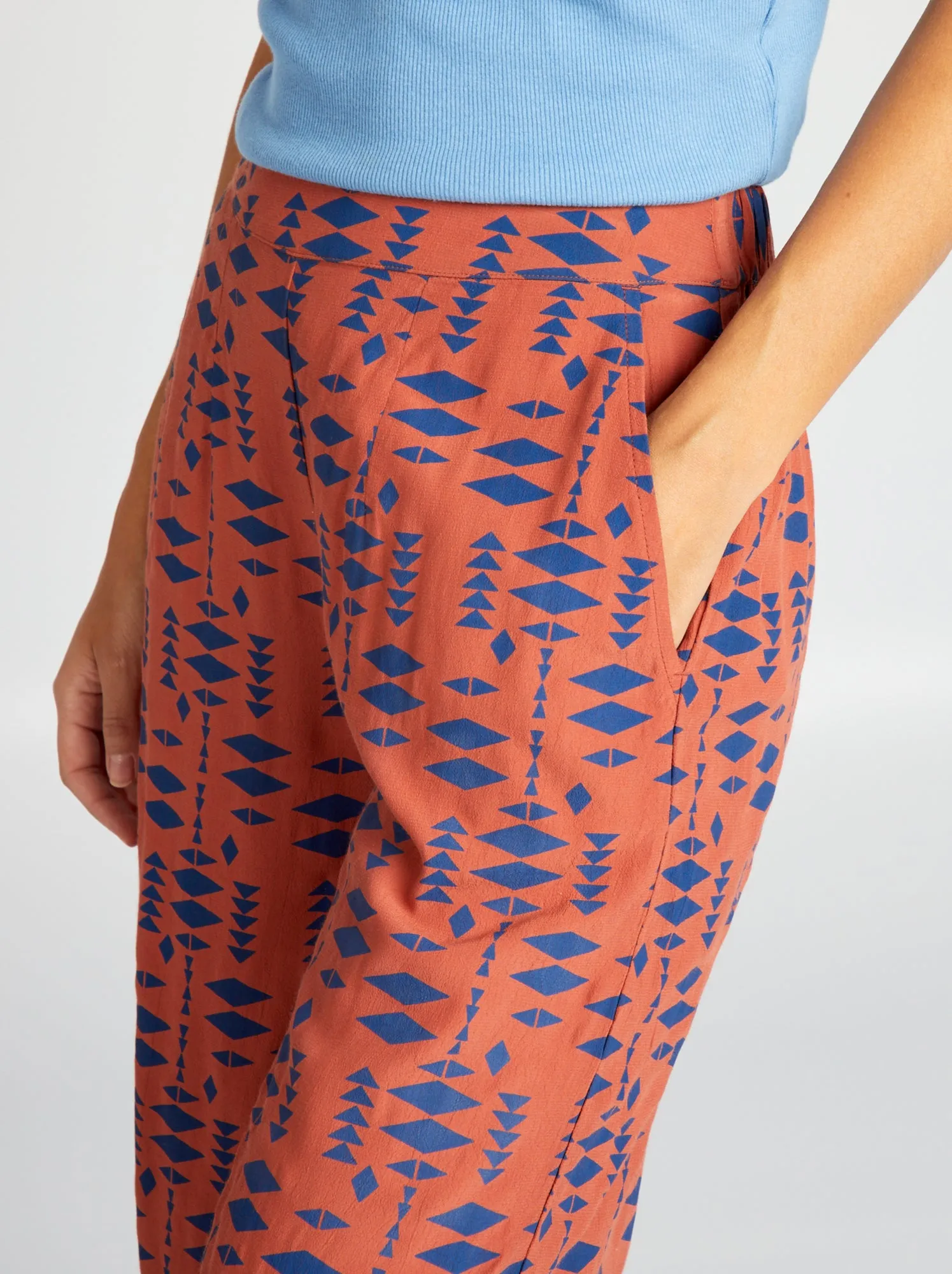 Pantaloni larghi in tessuto crêpe - MARRONE