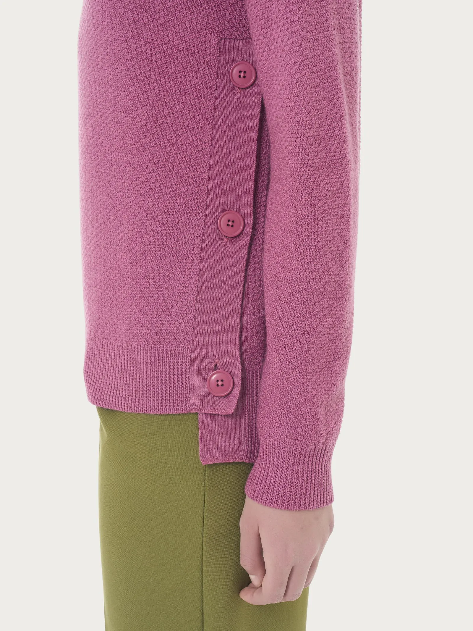 Pullover girocollo con bottoni laterali in Merino Soft - Red Violet