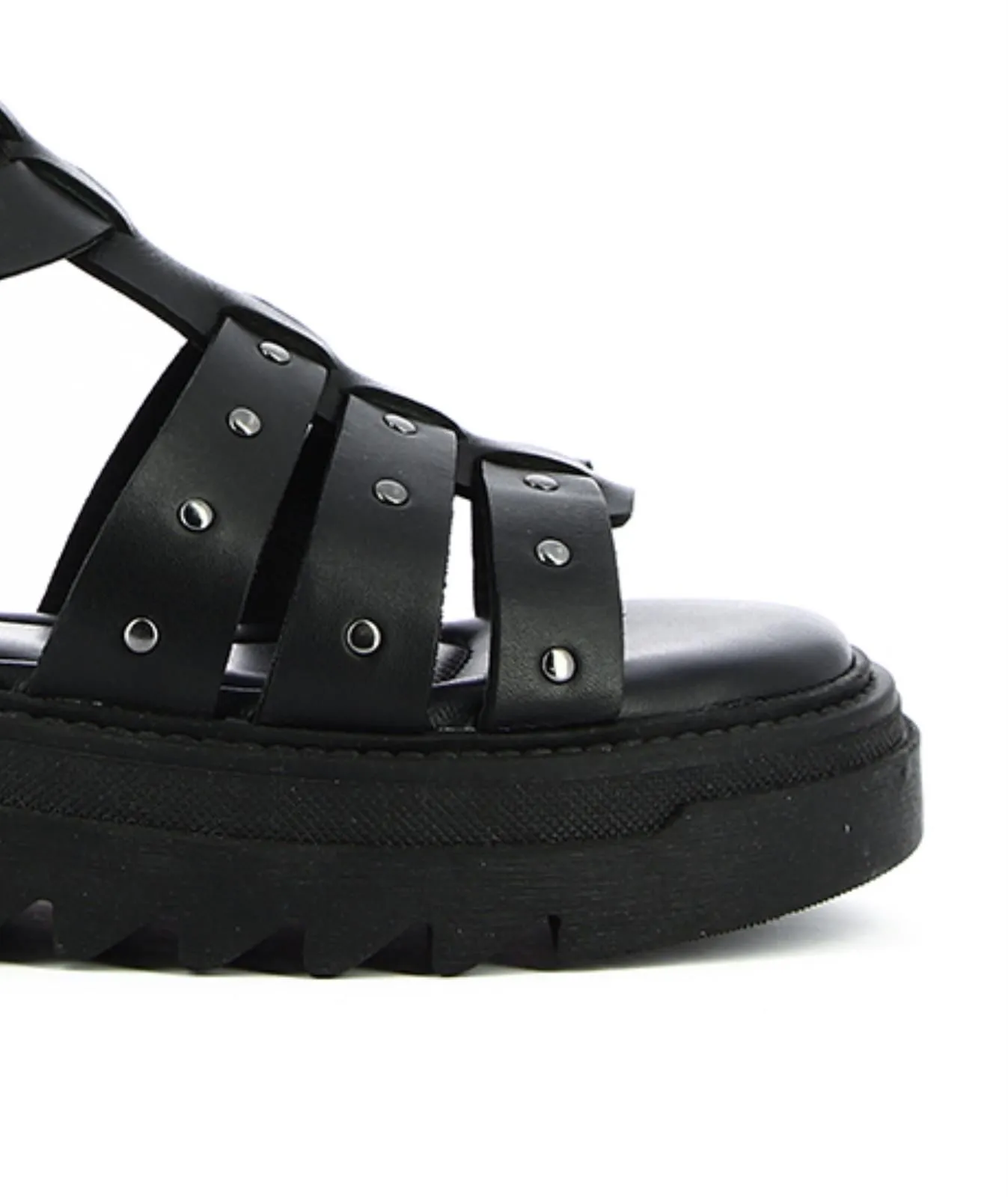 Sandali neri platform in pelle con fibbie e borchie