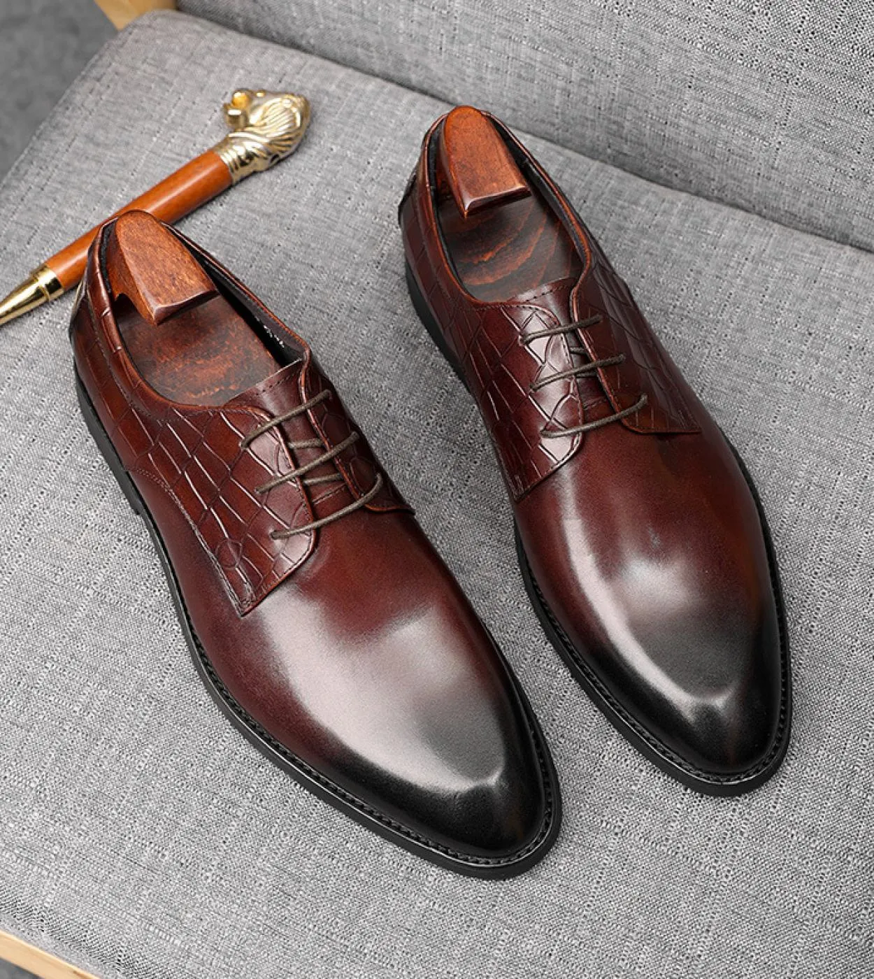 Scarpe derby in pelle casual da uomo Nuovo stile Scarpe da lavoro in vera pelle di lusso fatte a mano di qualità bordeaux F