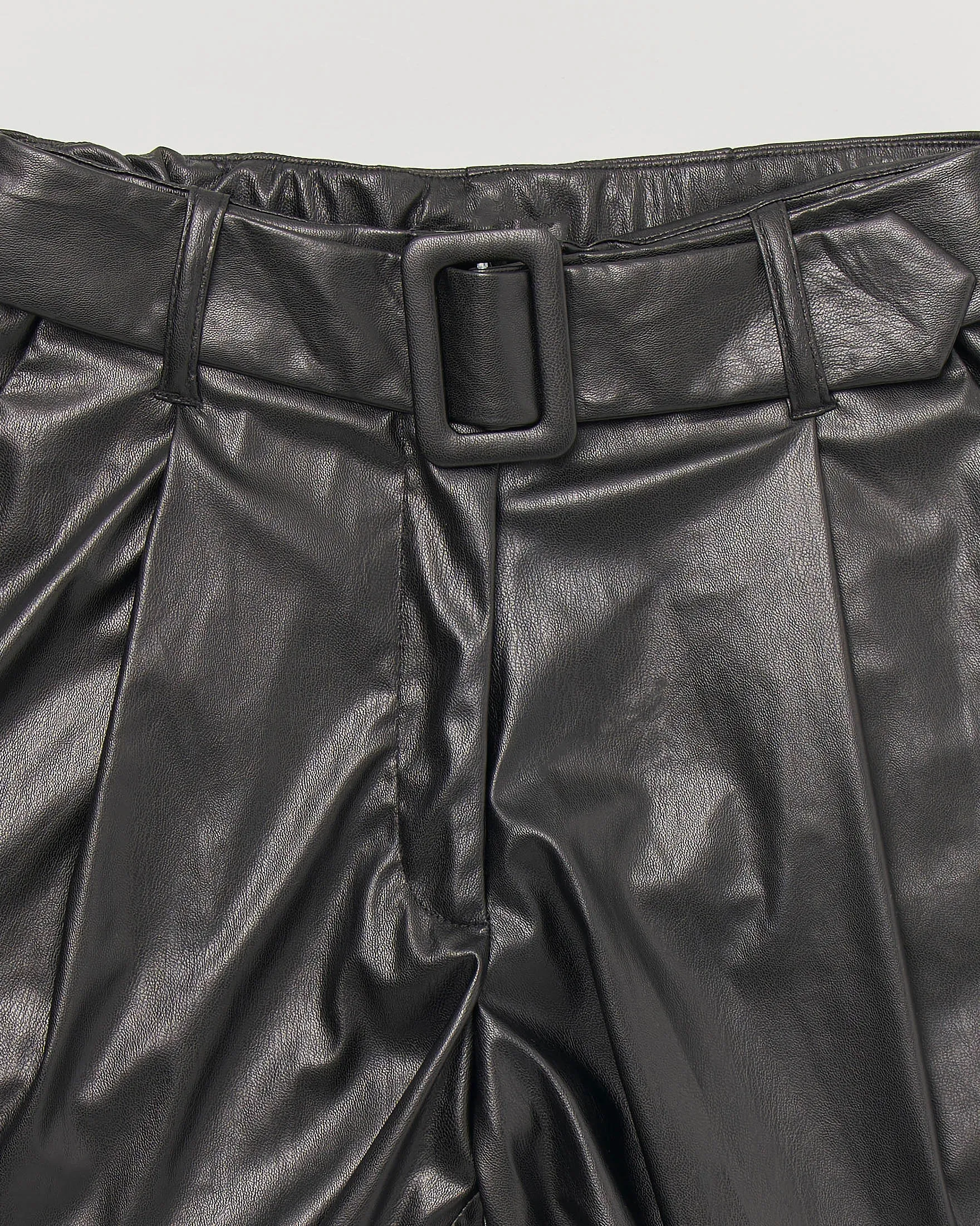 Shorts in ecopelle con pinces e cintura 40-44