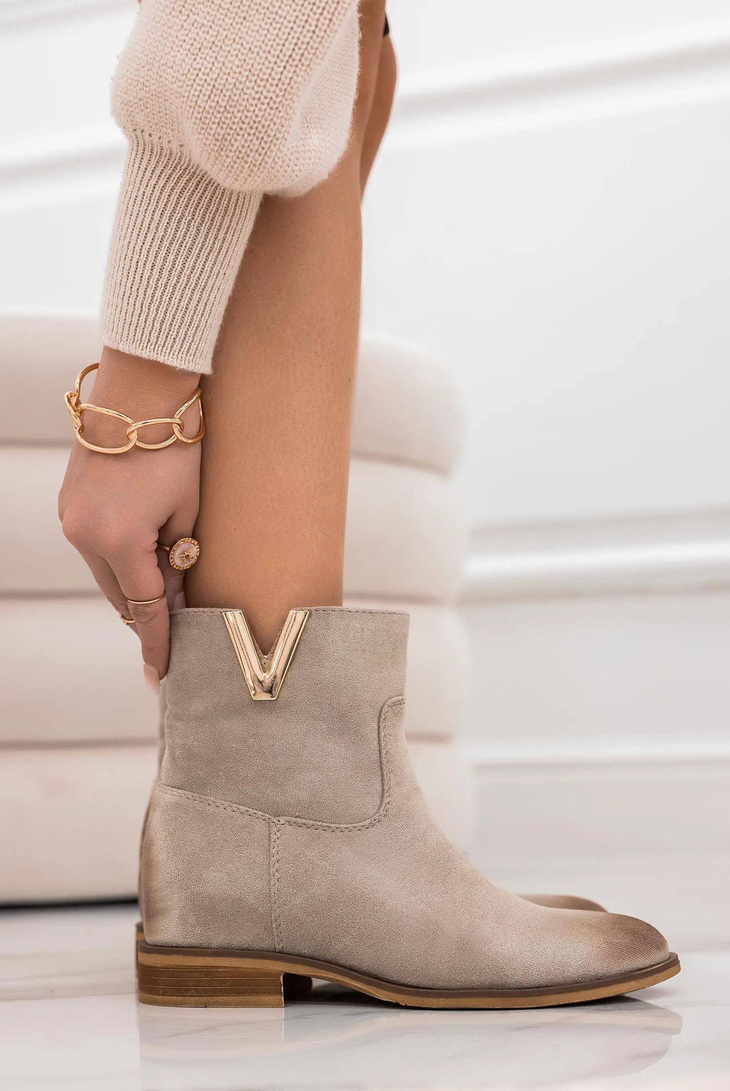 SIENNA - Stivaletti beige scamosciati con zeppa interna