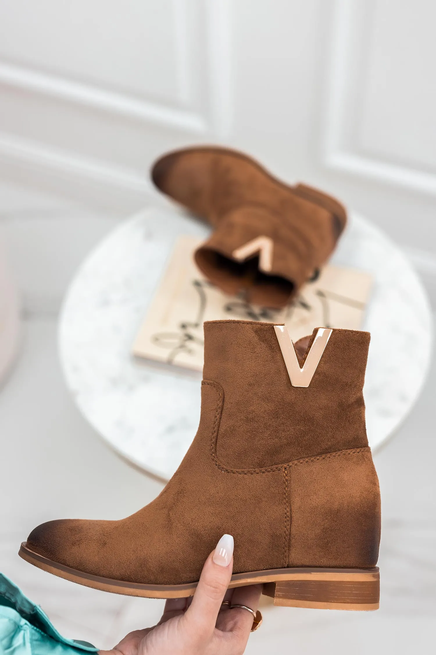 SIENNA - Stivaletti camel scamosciati con zeppa interna