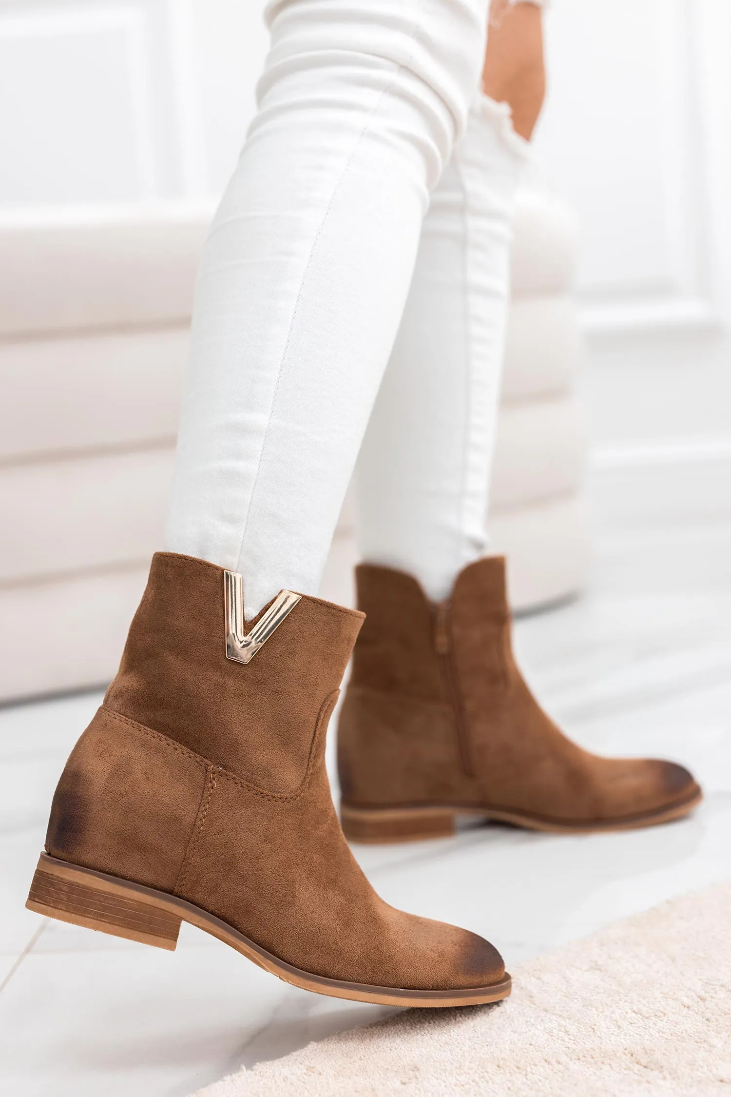 SIENNA - Stivaletti camel scamosciati con zeppa interna