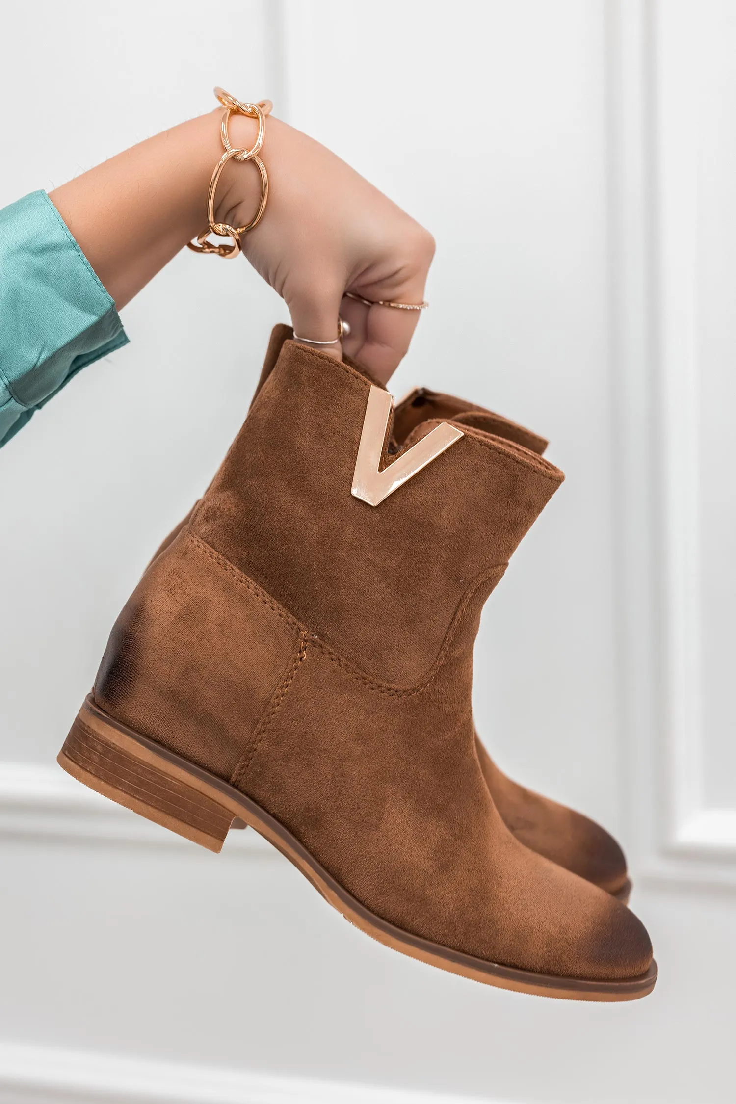 SIENNA - Stivaletti camel scamosciati con zeppa interna