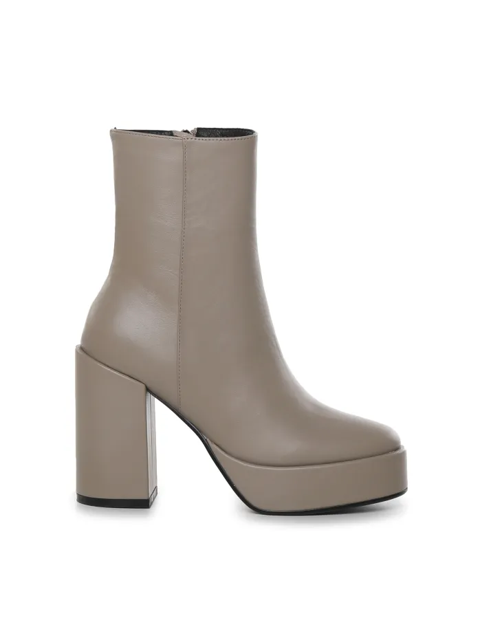 Stivale con tacco in pelle
