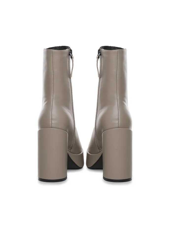 Stivale con tacco in pelle