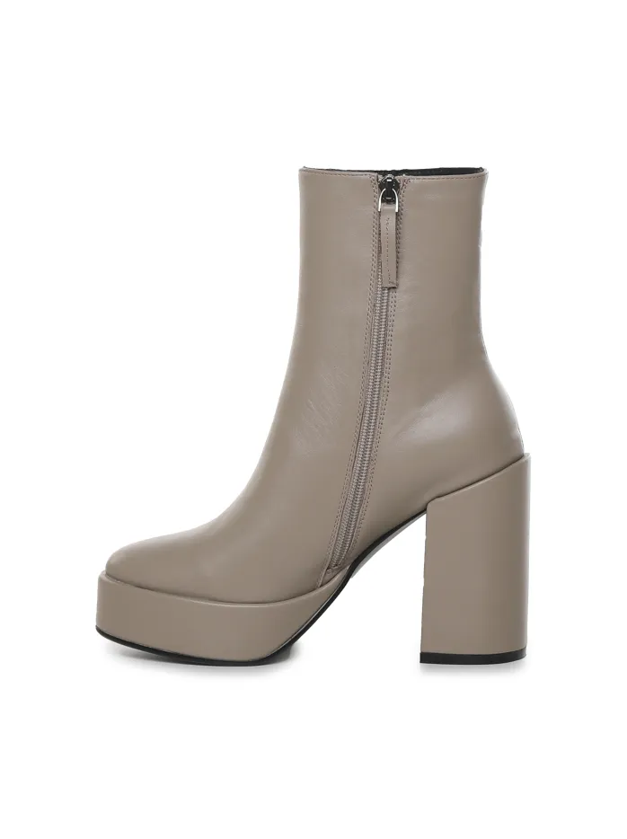 Stivale con tacco in pelle