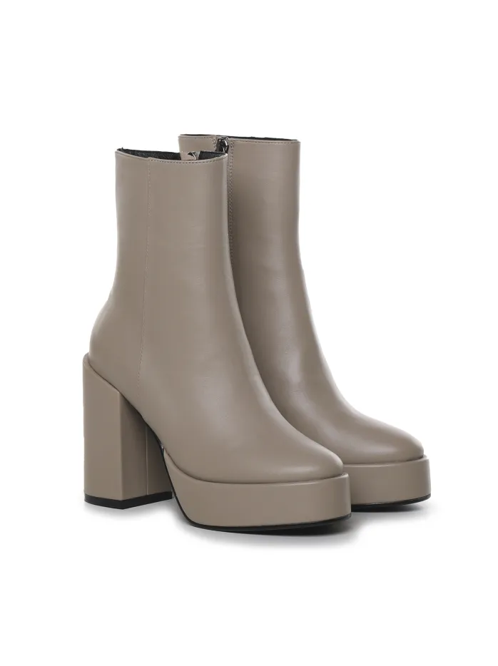Stivale con tacco in pelle