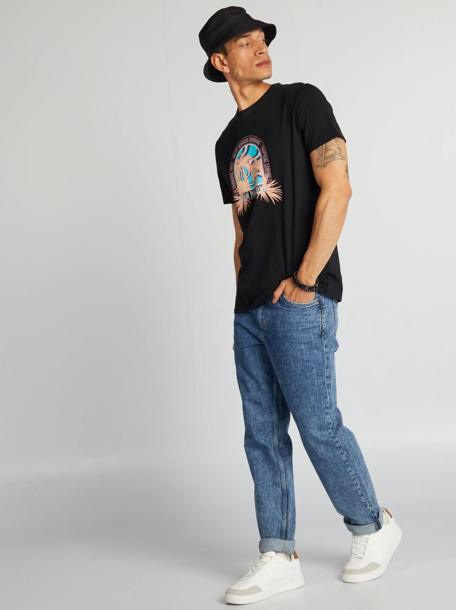 T-shirt in cotone stampato con scollo tondo - NERO