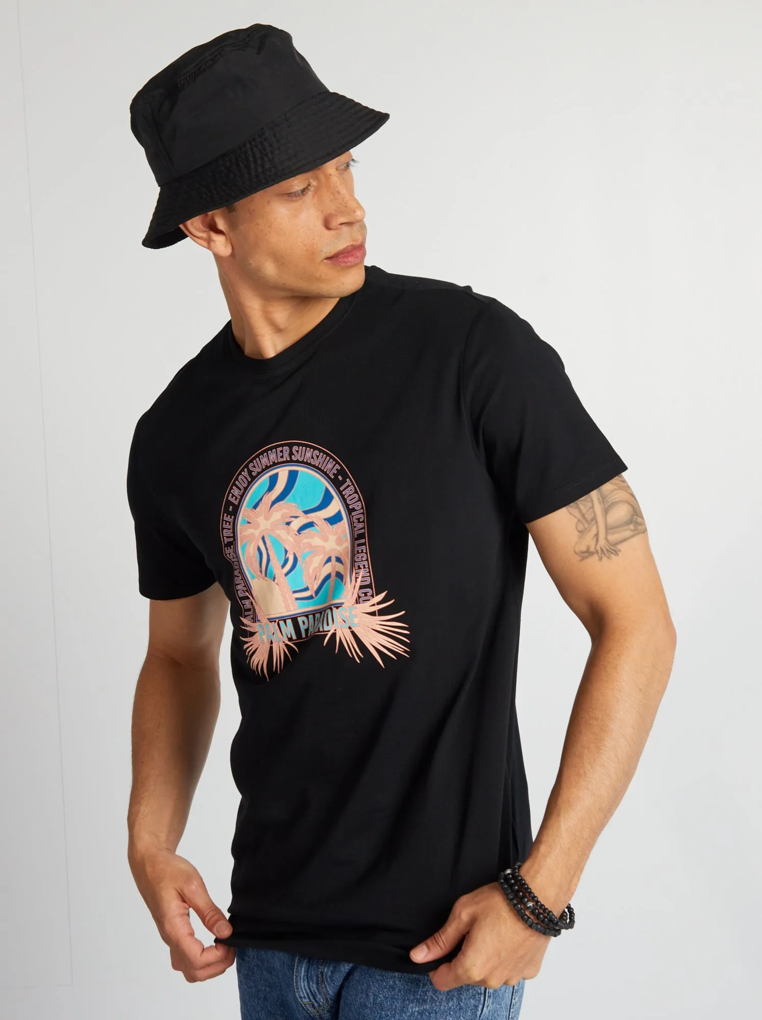 T-shirt in cotone stampato con scollo tondo - NERO