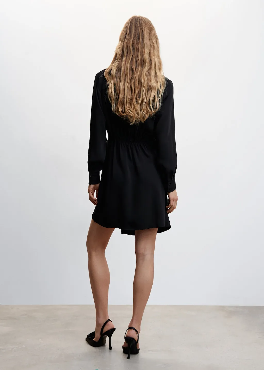 Vestito nero collo camicia increspato