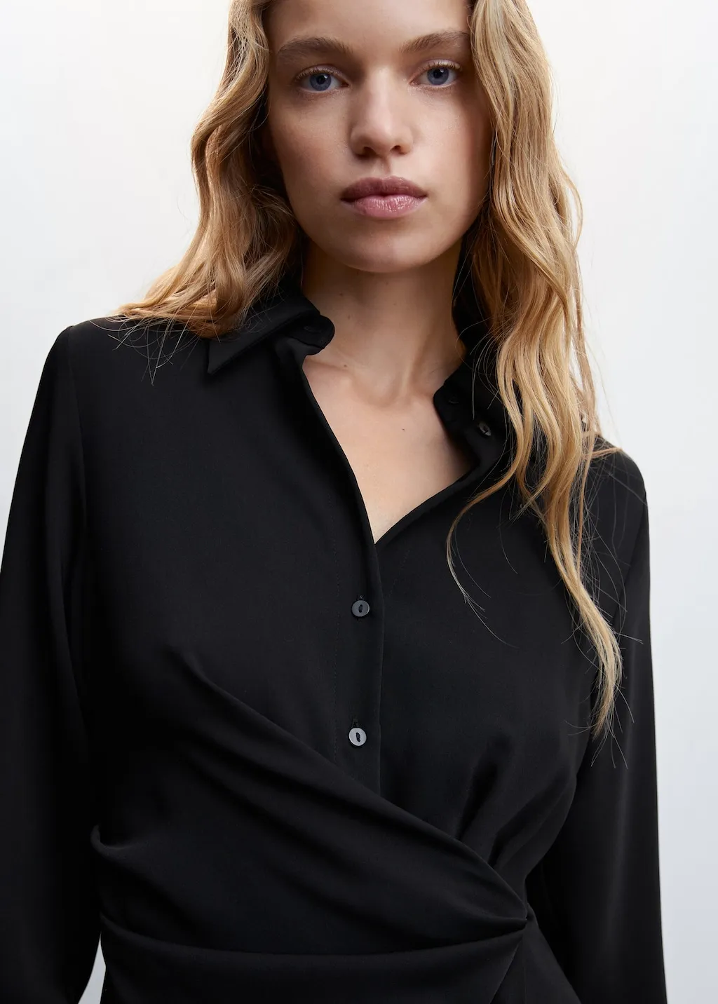 Vestito nero collo camicia increspato