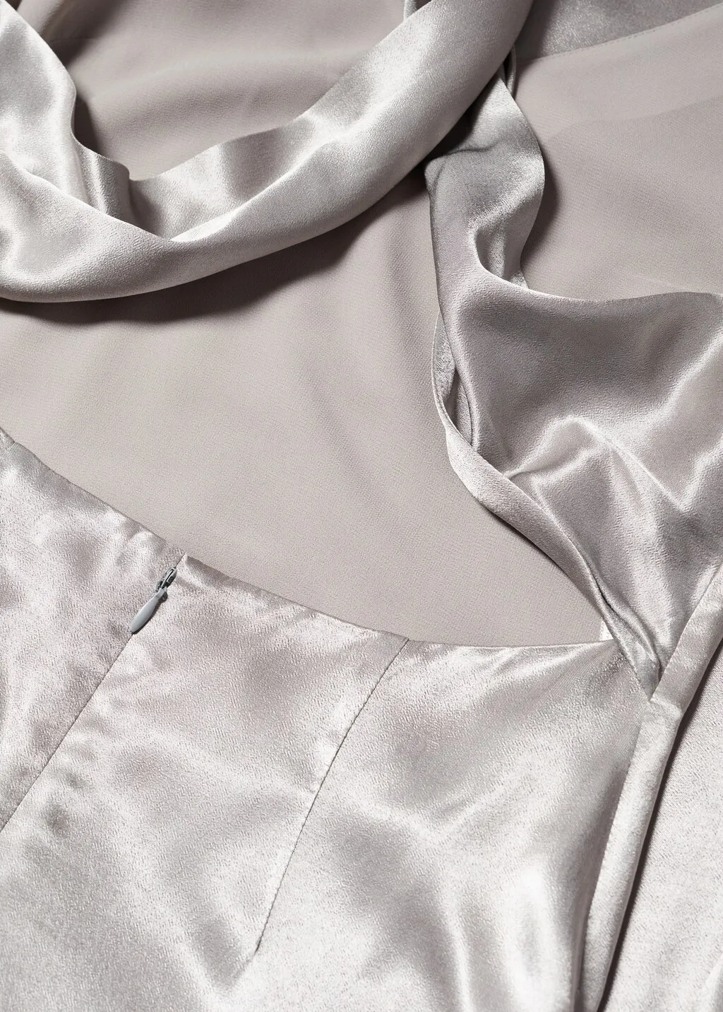 Vestito satinato bordo inferiore asimmetrico